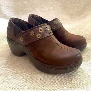 Ariat brown suede leather clogs with embroidered flowers size 7.5